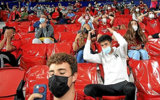 Rojillos y rojillas de una grada de El Sadar se echan las manos a la cabeza tras el penalti detenido por el portero del Celta, Matías Dituro.