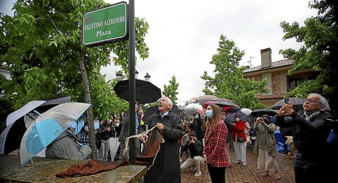 El artista Faustino Aizkorbe, sorprendido al ver su nombre en la placa de la plaza.