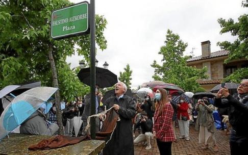 El artista Faustino Aizkorbe, sorprendido al ver su nombre en la placa de la plaza.