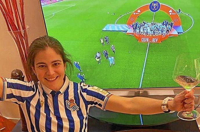 Nerea celebra el título con una copa de champán.