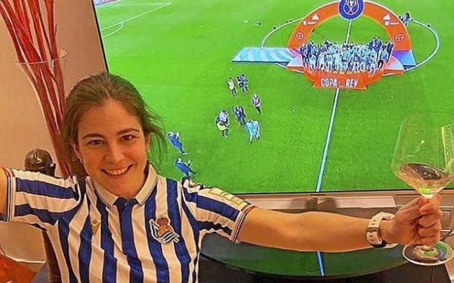 Nerea celebra el título con una copa de champán.