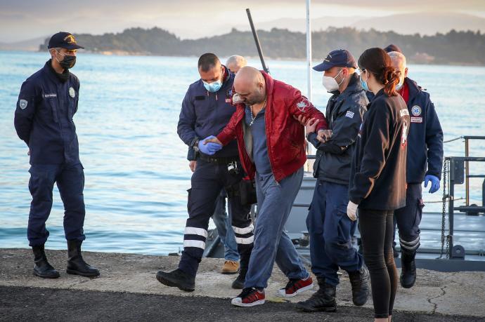 Uno de los pasajeros del Euroferry Olympia es evacuado.