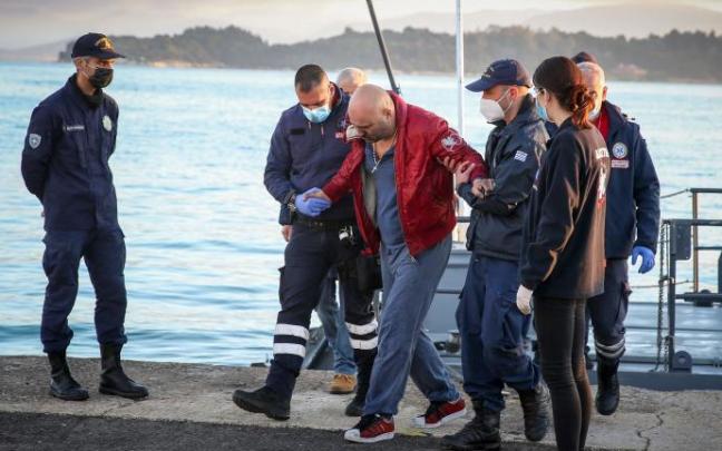 Uno de los pasajeros del Euroferry Olympia es evacuado.