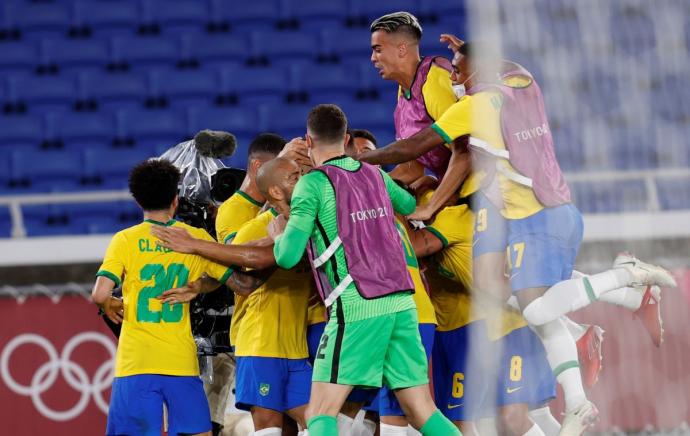 Los jugadores de Brasil celebran el primer gol ante España