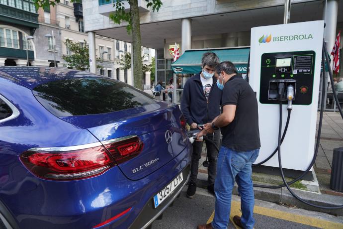 Un hombre reposta su vehículo eléctrico en Bilbao.