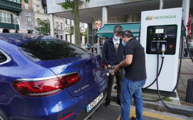 Un hombre reposta su vehículo eléctrico en Bilbao.