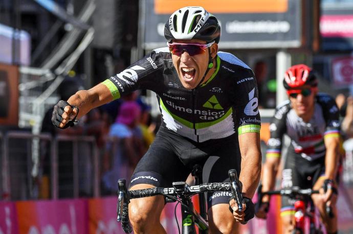 Omar Fraile celebra el triunfo en una etapa del Giro de 2017, cuando formaba en las filas del Qhubeka.