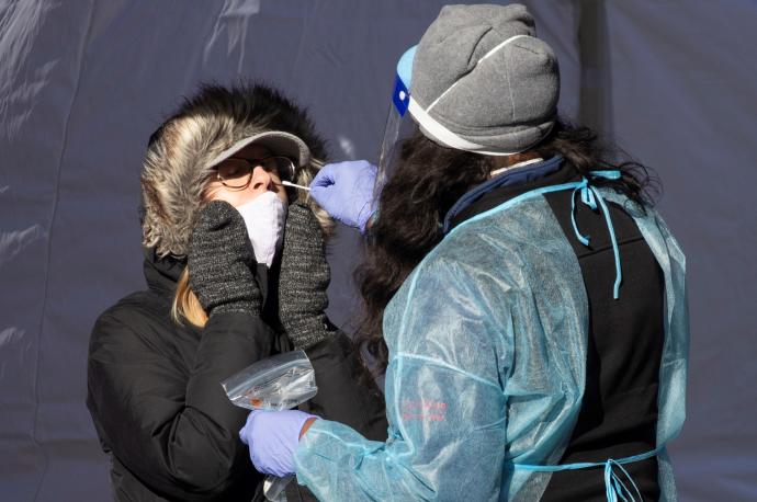 Una mujer se somete a un test de coronavirus en Washington.