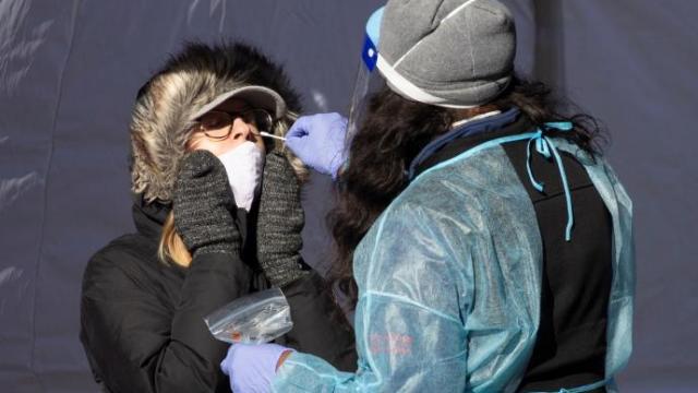 Una mujer se somete a un test de coronavirus en Washington.