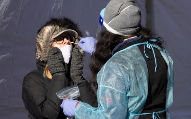 Una mujer se somete a un test de coronavirus en Washington.