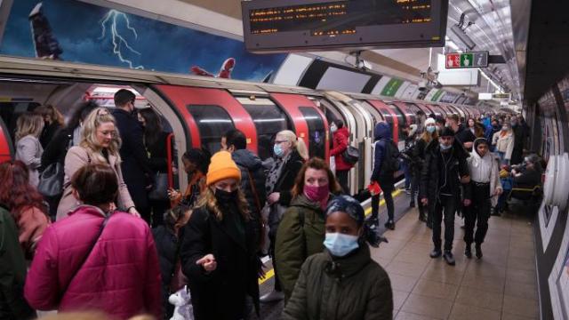 Pasajeros en el metro de Londres.
