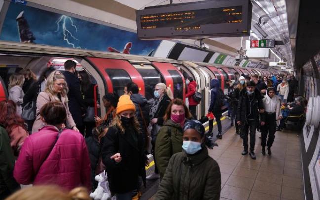 Pasajeros en el metro de Londres.