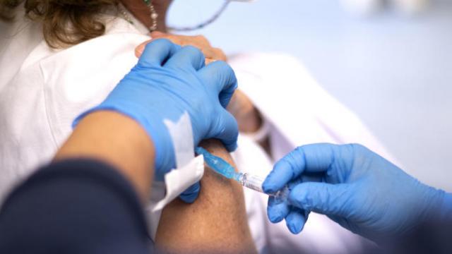 Una mujer recibe una dosis de la vacuna.