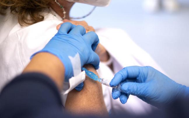 Una mujer recibe una dosis de la vacuna.