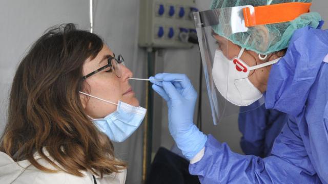 Una mujer se somete a una prueba PCR