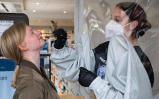 Una joven se somete a un test anticovid en Alemania. Una joven se somete a un test anticovid en Alemania.