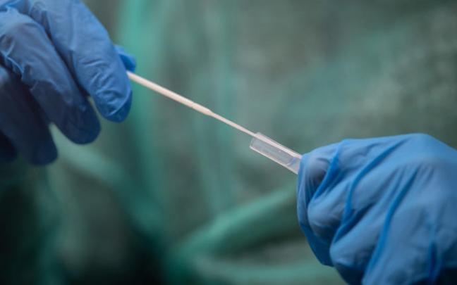 Un sanitario realiza una PCR. Un sanitario realiza una PCR.