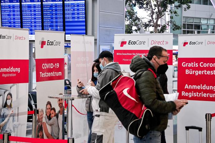 Pasajeros en el aeropuerto de Dusseldorf, que ha bloqueado los vuelos desde el sur de África.