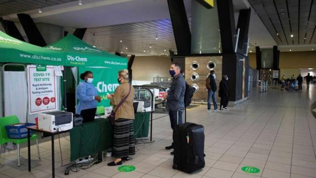 Pasajeros se someten a un test covid en el aeropuerto de Johannesburgo.