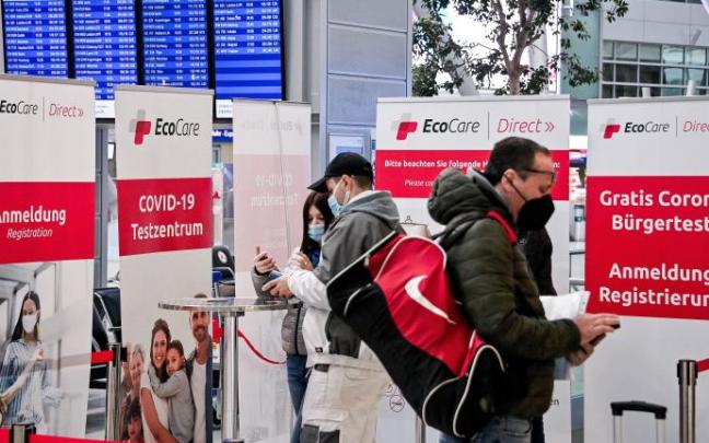 Pasajeros en el aeropuerto de Dusseldorf, que ha bloqueado los vuelos desde el sur de África.