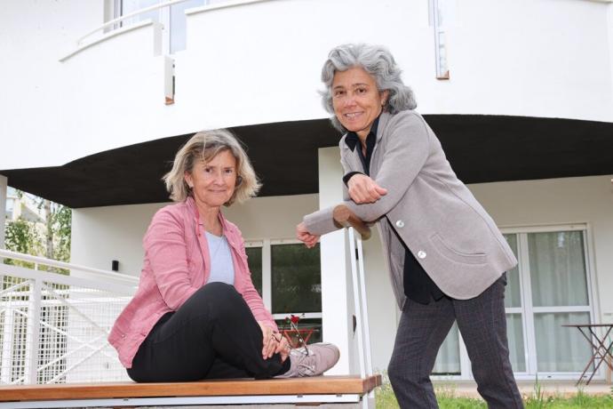 María Arguiñano y Ana Nagore, en el patio de Villa Mutilva, la casa con apoyos "pionera en Navarra", que cuenta con 7 habitaciones y tres pisos.