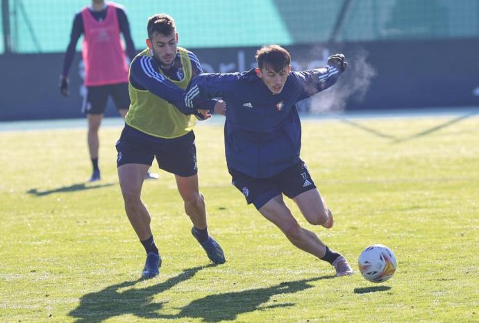 Budimir pelea un balón en la fría mañana de Tajonar.