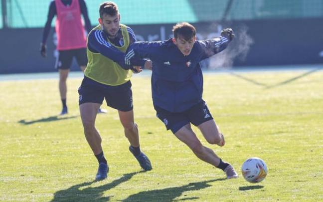 Budimir pelea un balón en la fría mañana de Tajonar.