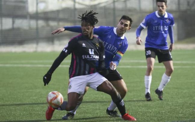 Binke Diabate intenta deshacerse de un rival