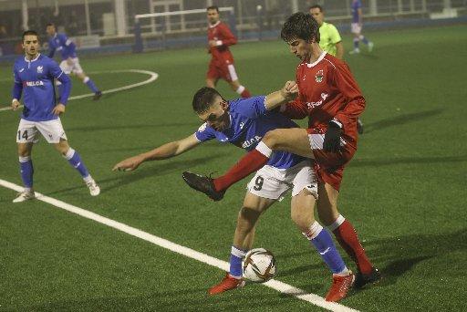 Madariaga protege el balón ante la presión de Lalinde