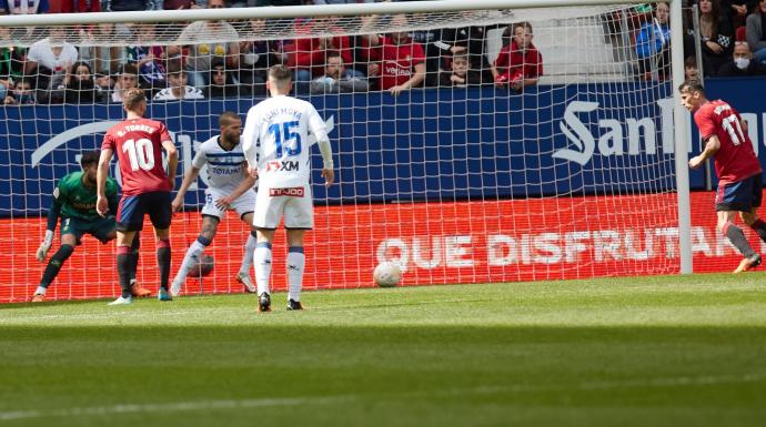 Budimir observa el balón antes de marcar