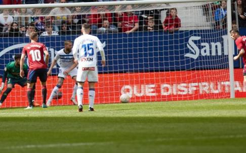 Budimir observa el balón antes de marcar