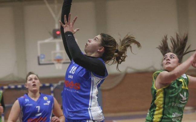 Inés Santibáñez, entrando al aro.