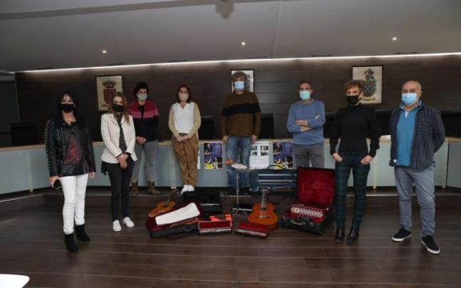 Participantes en la campaña, con varios de los instrumentos donados.