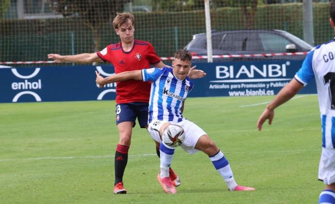 Pablo Ibáñez, goleador en el día de ayer, pugnando en una acción del encuentro en Tajonar.