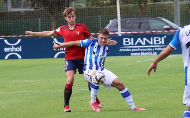 Pablo Ibáñez, goleador en el día de ayer, pugnando en una acción del encuentro en Tajonar.