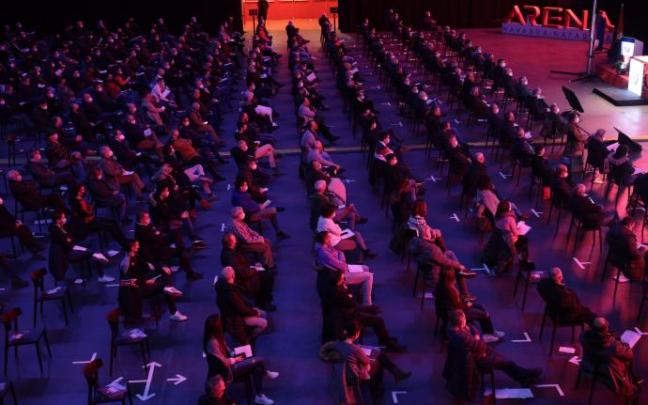 Los socios de Osasuna, en la anterior asamblea, en el Navarra Arena, el 31 de diciembre del año pasado.