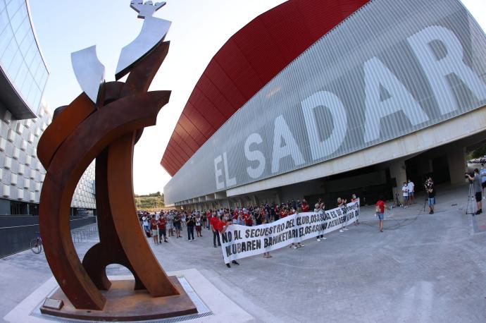 Concentración de las peñas osasunistas contra la directiva por el acuerdo entre la liga y el fondo CVC.
