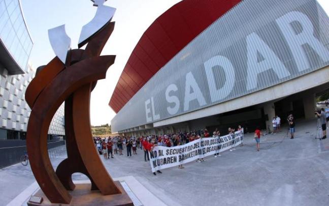 Concentración de las peñas osasunistas contra la directiva por el acuerdo entre la liga y el fondo CVC.