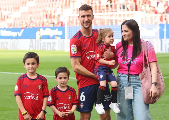 Oier posa con su familia