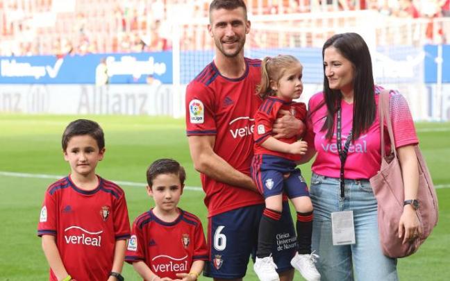 Oier posa con su familia