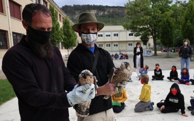 Alumnos y alumnas de Tercero de Primaria del Colegio Público Ezkaba, durante la visita de los halcones a cargo de Diego Villanua y Joseba Oroz.