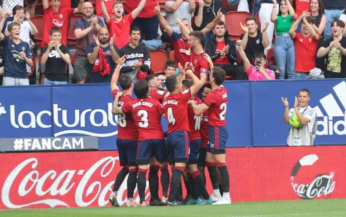 Oier celebra el gol con sus compañeros