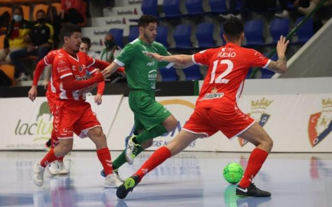 Wanderson trata de zafarse de dos rivales del Jimbee Cartagena.