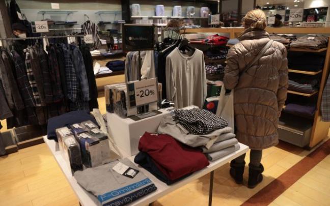 Una mujer, en una tienda de ropa en una gran superficie. Una mujer, en una tienda de ropa en una gran superficie.