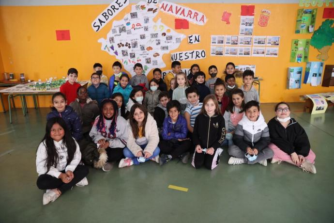 Uno de los grupos del colegio José María de Huarte posa junto a uno de los murales de la exposición, sobre la gastronomía navarra.