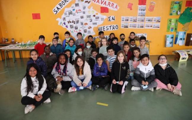 Uno de los grupos del colegio José María de Huarte posa junto a uno de los murales de la exposición, sobre la gastronomía navarra. Uno de los grupos del colegio José María de Huarte posa junto a uno de los murales de la exposición, sobre la gastronomía navarra.