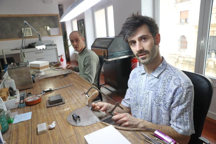 Xabier Pelegrín, en su estudio de joyería en la primera planta de la calle Francisco Bergamín nº 2.