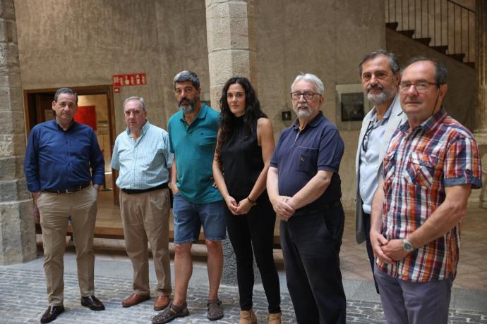 Miguel Ángel Barón, decano del Colegio Navarro de Periodistas; Pío Barbería, vocal; Fernando Hualde, vocal; Sandra Iraizoz, secretaria; Xabier Martínez de Álava; Patxi Pérez, tesorero; y Tiburcio Arraztoa, vocal, en la presentación de Napike en el Palacio