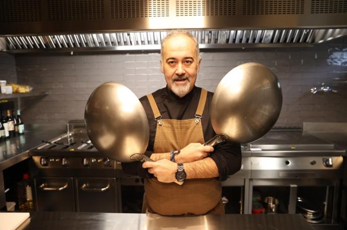 Martín Iturri Huerta posa con dos sartenes en el interior de la arrocería La Cuchara de Martín.