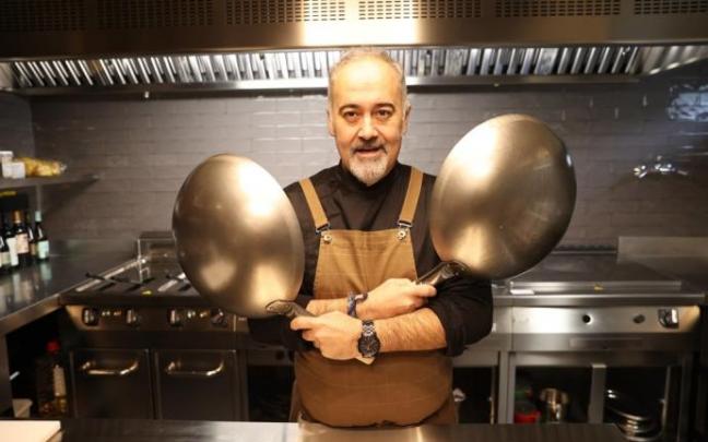 Martín Iturri Huerta posa con dos sartenes en el interior de la arrocería La Cuchara de Martín. Martín Iturri Huerta posa con dos sartenes en el interior de la arrocería La Cuchara de Martín.
